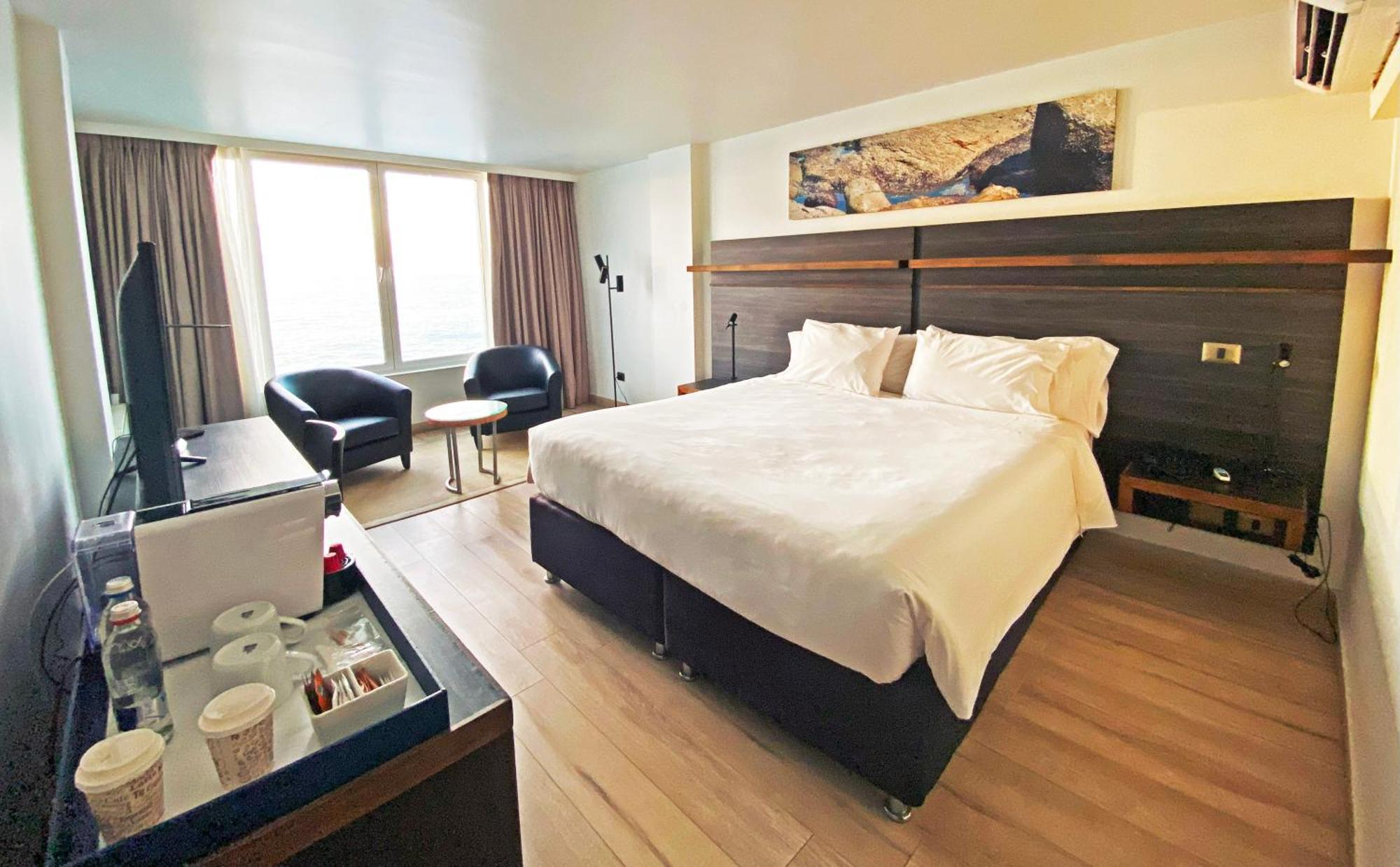 Radisson Blu Acqua Hotel & Spa Concon Exterior photo A room at the hotel