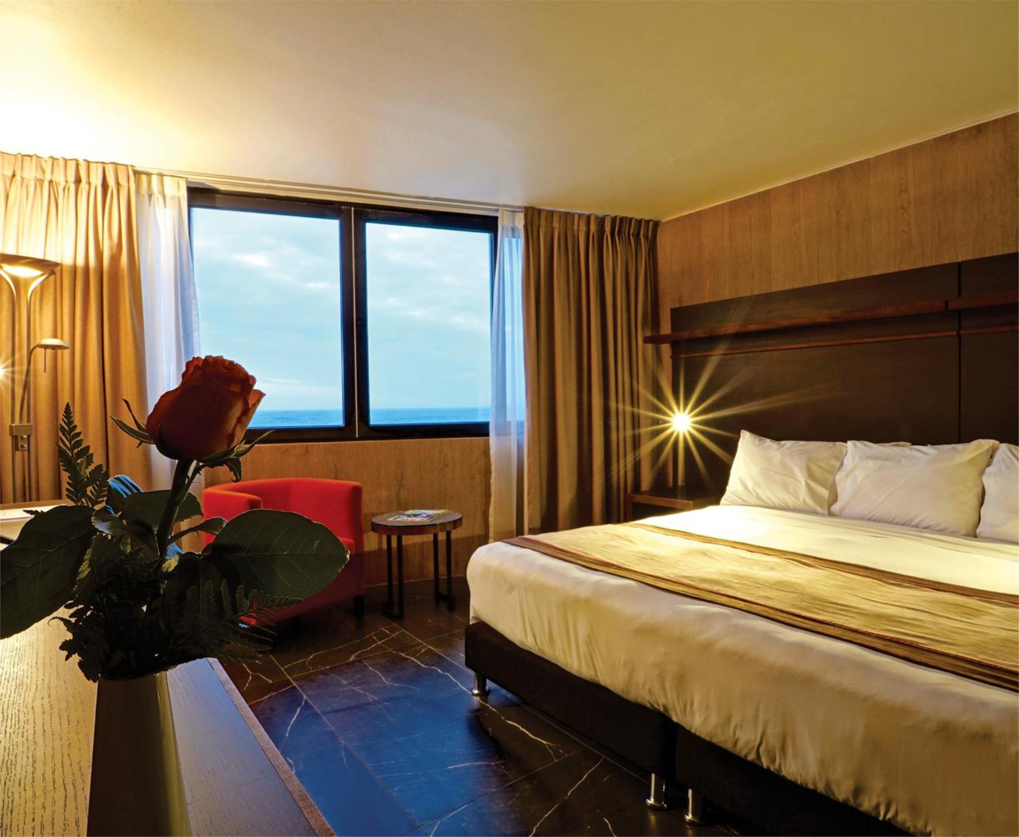 Radisson Blu Acqua Hotel & Spa Concon Exterior photo A room at the hotel