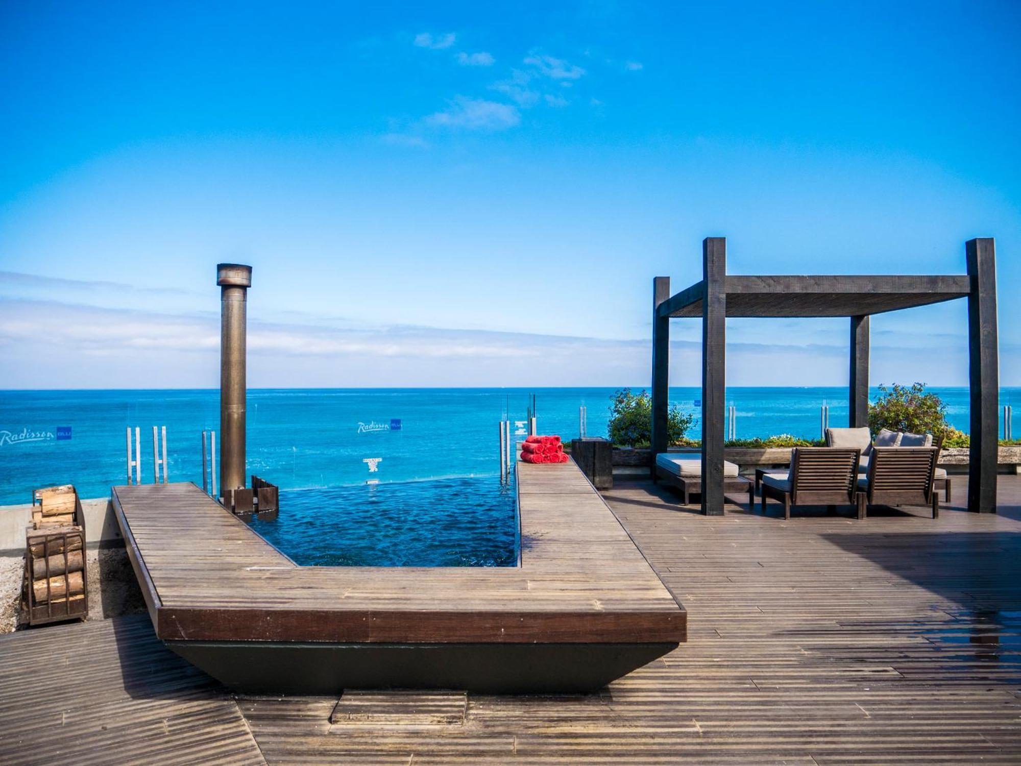 Radisson Blu Acqua Hotel & Spa Concon Exterior photo Rooftop pool at the Hotel