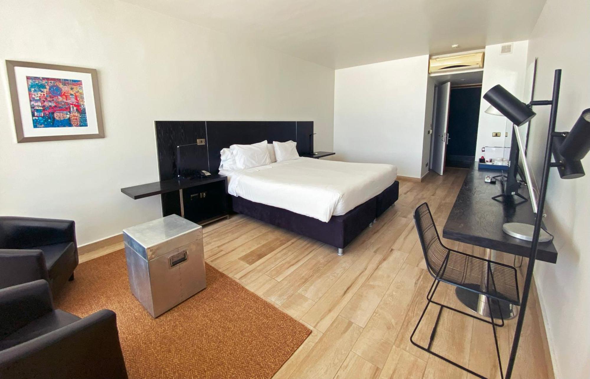 Radisson Blu Acqua Hotel & Spa Concon Exterior photo A room at the hotel