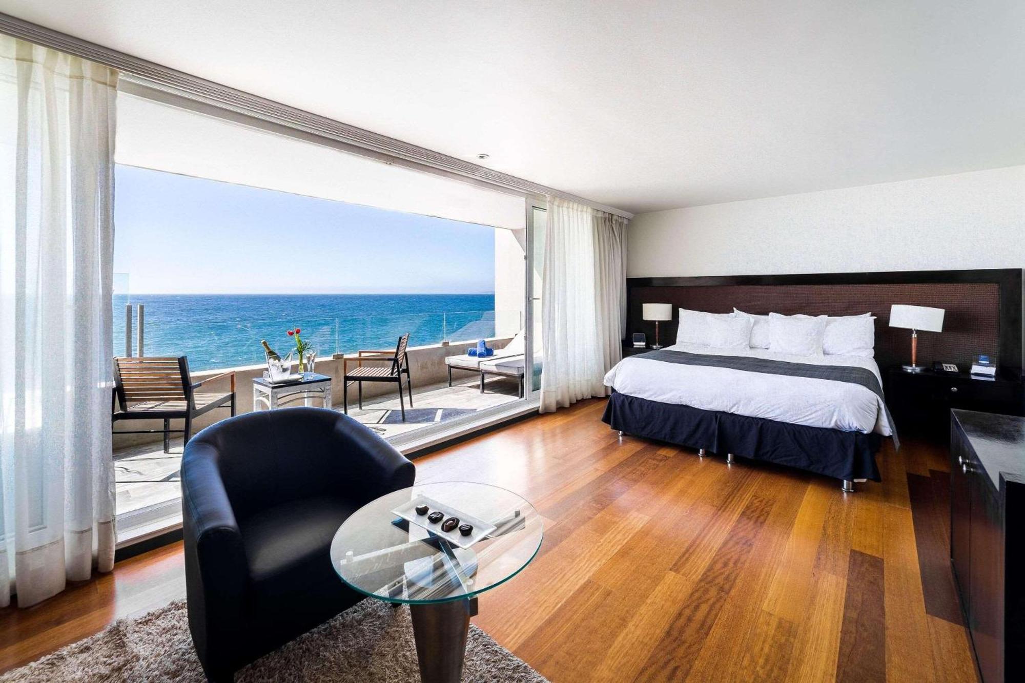 Radisson Blu Acqua Hotel & Spa Concon Exterior photo A room at the hotel