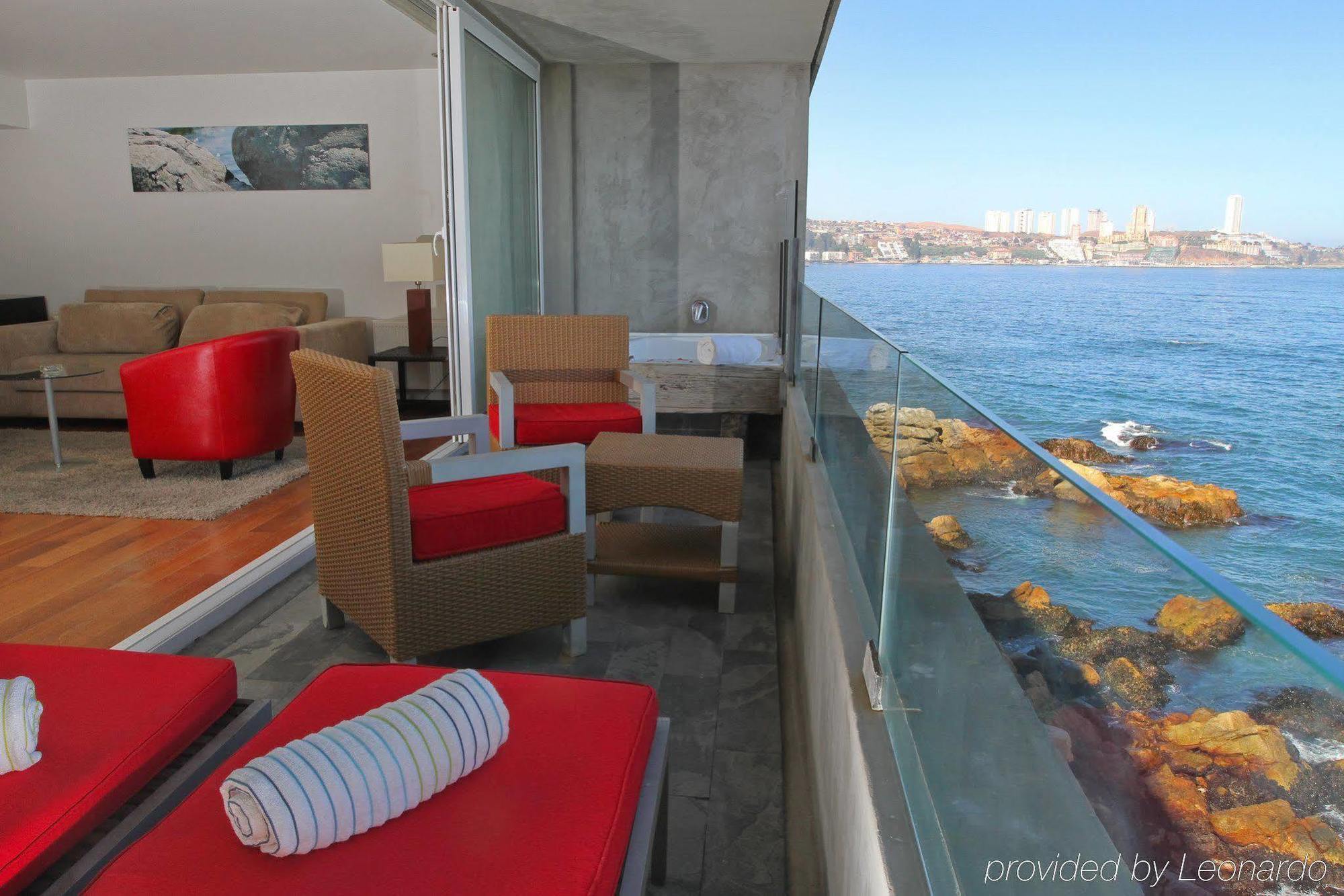 Radisson Blu Acqua Hotel & Spa Concon Room photo A view of the ocean from a suite at the Hotel Icon